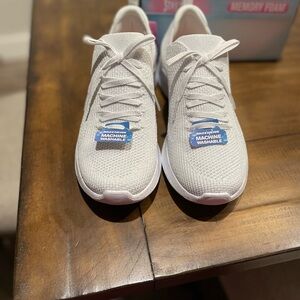 Sketchers vegan new in box